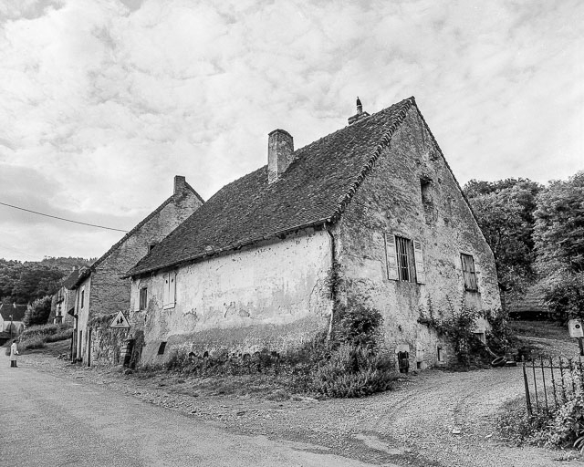 Façades postérieure et latérale gauche. © Dominique Dominguez / Région Bourgogne-Franche-Comté, Inventaire du patrimoine - 1977