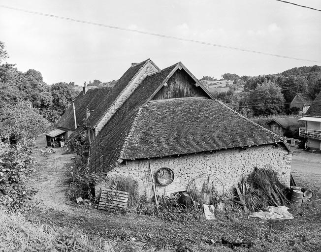 Face latérale gauche. © Dominique Dominguez / Région Bourgogne-Franche-Comté, Inventaire du patrimoine - 1977