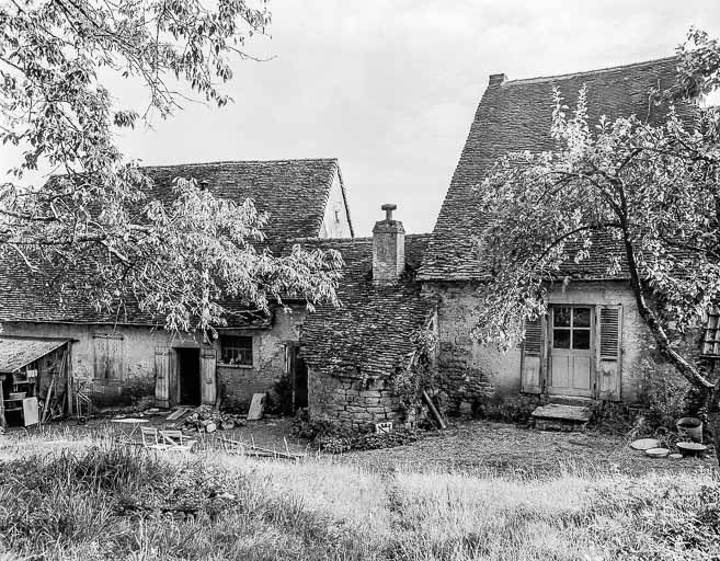 Partie gauche de la façade postérieure. © Dominique Dominguez / Région Bourgogne-Franche-Comté, Inventaire du patrimoine - 1977