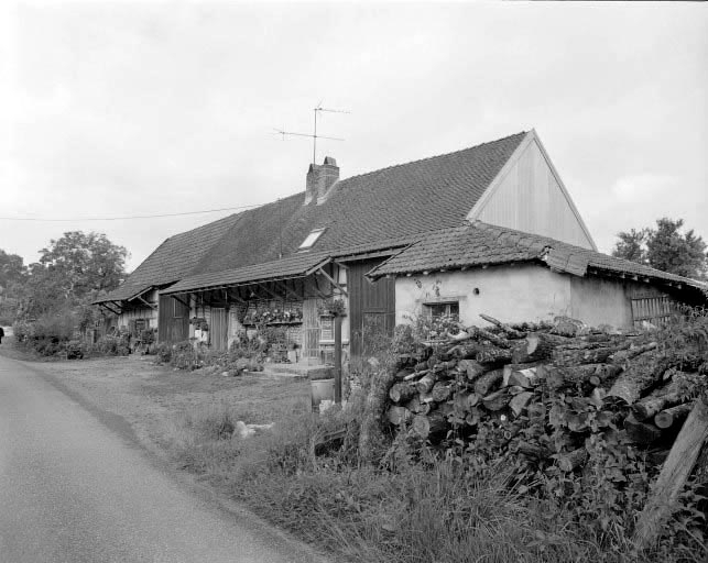 Façade antérieure vue de trois-quarts droit. © Dominique Dominguez / Région Bourgogne-Franche-Comté, Inventaire du patrimoine - 1977