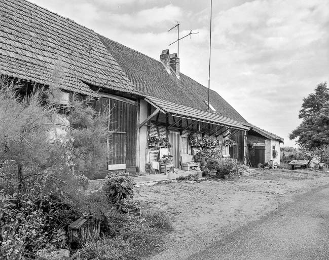 Façade antérieure vue de trois-quarts gauche. © Dominique Dominguez / Région Bourgogne-Franche-Comté, Inventaire du patrimoine - 1977