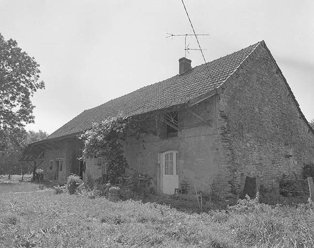 Façade antérieure, vue de trois quarts droit. © Dominique Dominguez / Région Bourgogne-Franche-Comté, Inventaire du patrimoine - 1977