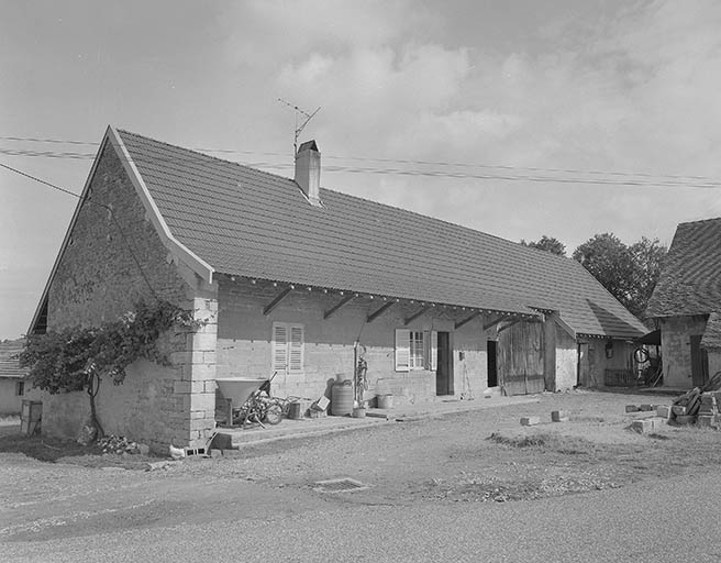 Façade antérieure vue de trois-quarts gauche. © Dominique Dominguez / Région Bourgogne-Franche-Comté, Inventaire du patrimoine - 1977