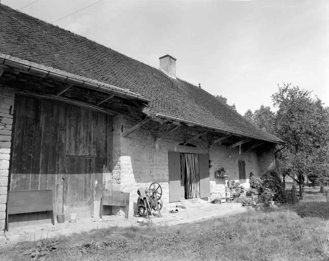 Partie droite de la façade antérieure. © Dominique Dominguez / Région Bourgogne-Franche-Comté, Inventaire du patrimoine - 1977