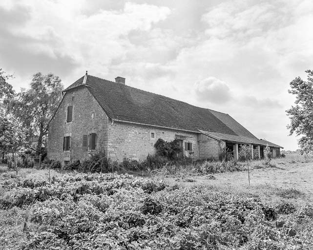 Façade postérieure et pignon droit. © Dominique Dominguez / Région Bourgogne-Franche-Comté, Inventaire du patrimoine - 1977