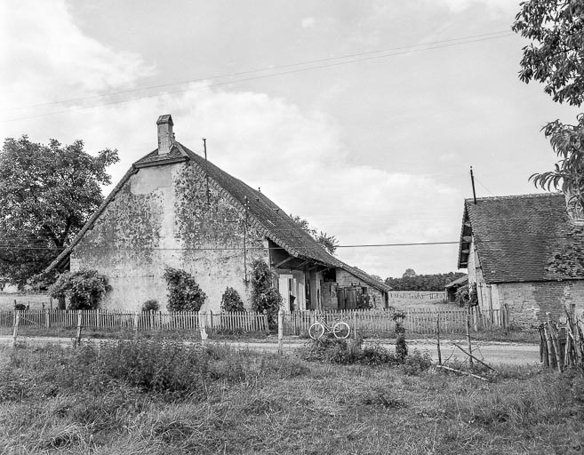 Vue d'ensemble depuis la rue (pignon gauche). © Dominique Dominguez / Région Bourgogne-Franche-Comté, Inventaire du patrimoine - 1977