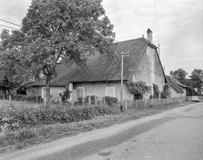 Vue d'ensemble depuis la cour (appentis et pignon droit). © Dominique Dominguez / Région Bourgogne-Franche-Comté, Inventaire du patrimoine - 1977