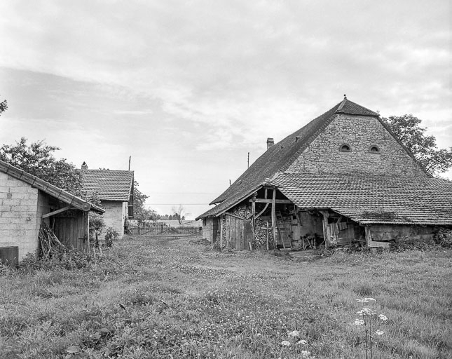 Façades postérieure et latérale gauche. © Dominique Dominguez / Région Bourgogne-Franche-Comté, Inventaire du patrimoine - 1977
