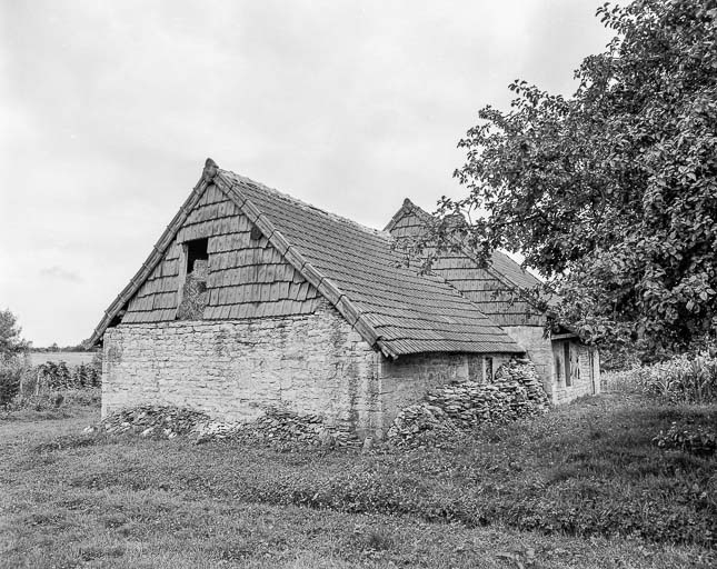 Façade postérieure et pignon droit. © Dominique Dominguez / Région Bourgogne-Franche-Comté, Inventaire du patrimoine - 1977