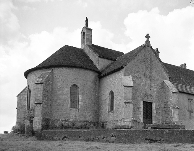 Extérieur : choeur et façade latérale gauche. © Yves Sancey / Région Bourgogne-Franche-Comté, Inventaire du patrimoine - 1977