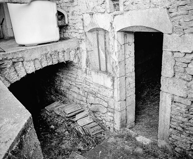 Accès aux caves. © Yves Sancey / Région Bourgogne-Franche-Comté, Inventaire du patrimoine - 1977