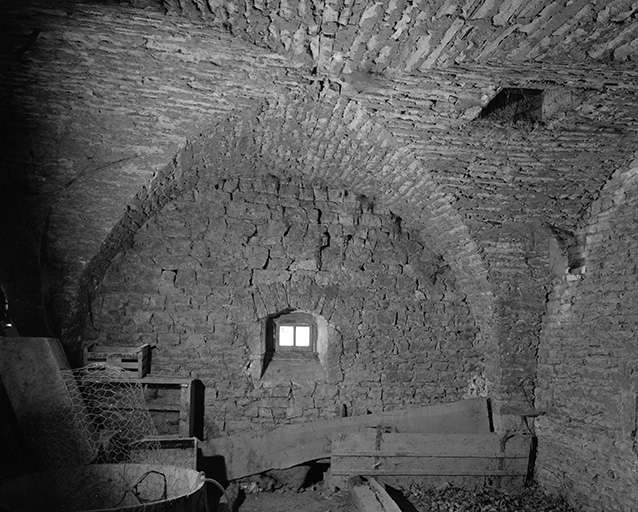 Cave. © Yves Sancey / Région Bourgogne-Franche-Comté, Inventaire du patrimoine - 1977