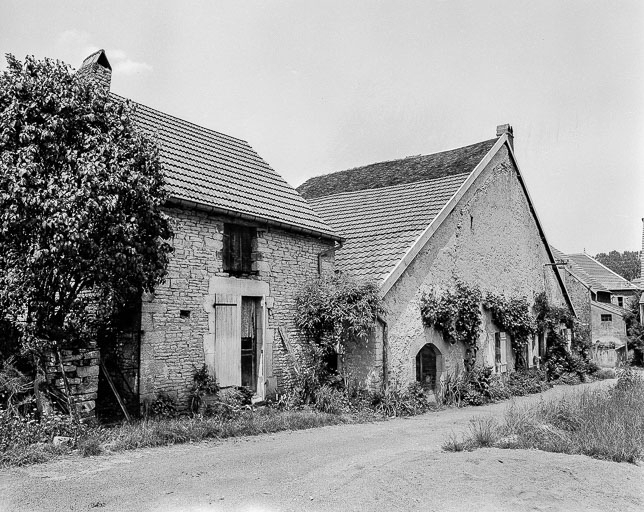 Façade antérieure. © Bernard Lardière / Région Bourgogne-Franche-Comté, Inventaire du patrimoine - 1977