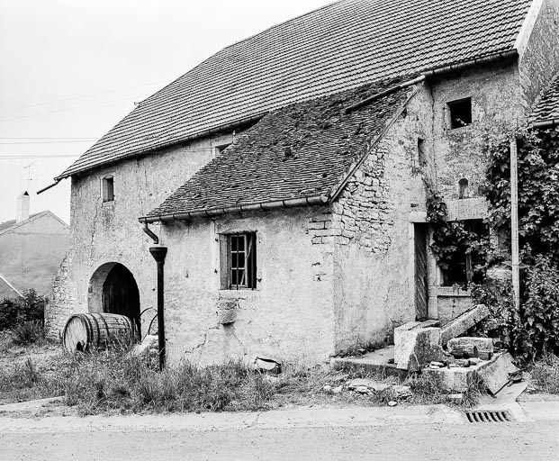 Détail : entrée d'habitation. © Bernard Lardière / Région Bourgogne-Franche-Comté, Inventaire du patrimoine - 1977