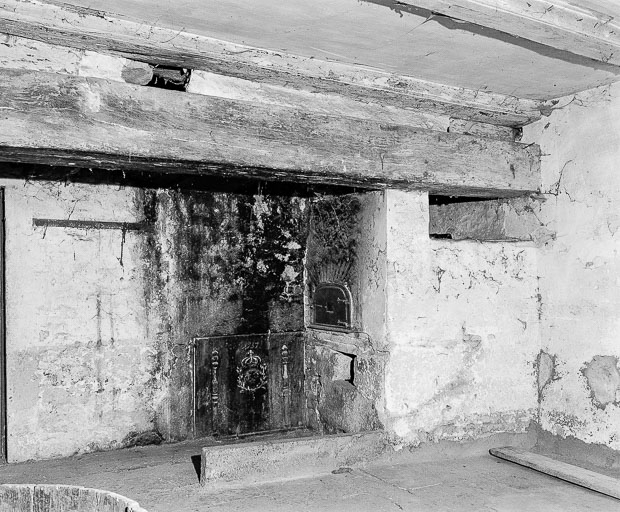 Intérieur : cheminée et four de la cuisine. © Bernard Lardière / Région Bourgogne-Franche-Comté, Inventaire du patrimoine - 1977