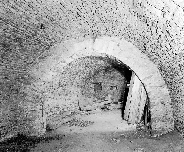 Cave. © Bernard Lardière / Région Bourgogne-Franche-Comté, Inventaire du patrimoine - 1977