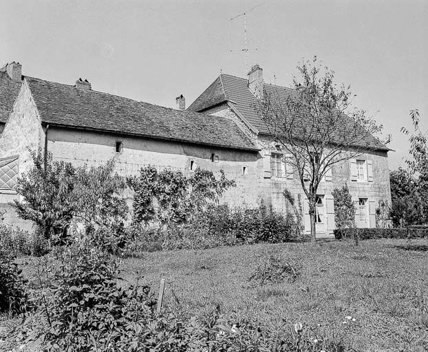 Façades postérieures de l'habitation et des communs. © Yves Sancey / Région Bourgogne-Franche-Comté, Inventaire du patrimoine - 1977
