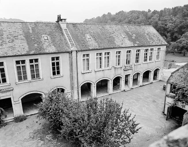 Salles de classe et préau. © Bernard Lardière / Région Bourgogne-Franche-Comté, Inventaire du patrimoine - 1977