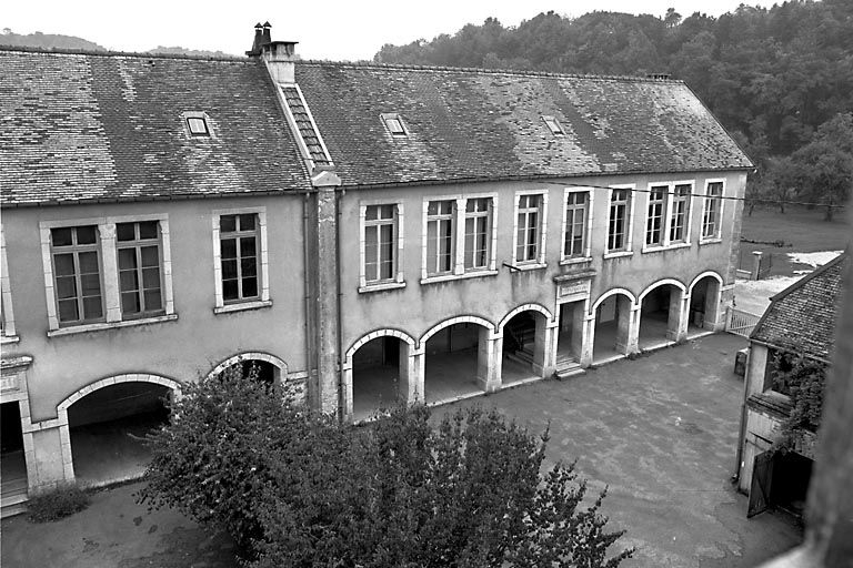 Salles de classe et préau. © Bernard Lardière / Région Bourgogne-Franche-Comté, Inventaire du patrimoine - 1977