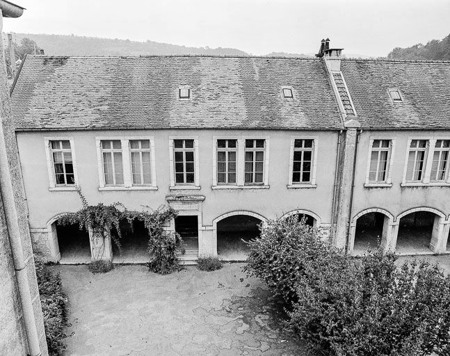 Salles de classe et préau. © Bernard Lardière / Région Bourgogne-Franche-Comté, Inventaire du patrimoine - 1977