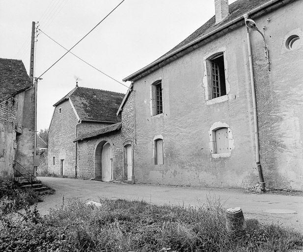 Vue d'ensemble de trois quarts droit. © Bernard Lardière / Région Bourgogne-Franche-Comté, Inventaire du patrimoine - 1977