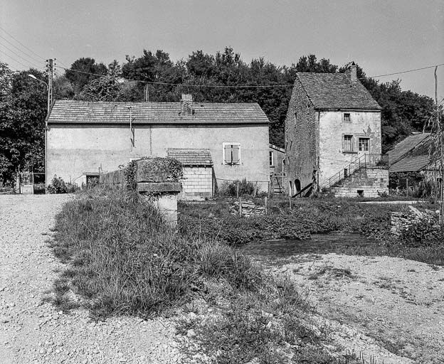 La maison dans son environnement. © Yves Sancey / Région Bourgogne-Franche-Comté, Inventaire du patrimoine - 1977