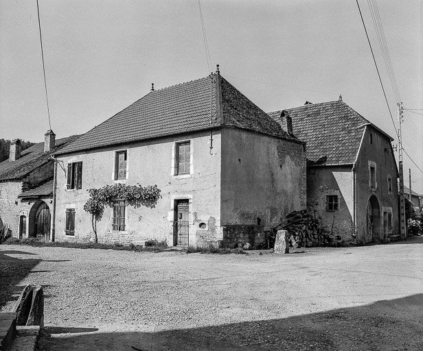 Vue d'ensemble de l'habitation. © Yves Sancey / Région Bourgogne-Franche-Comté, Inventaire du patrimoine - 1977