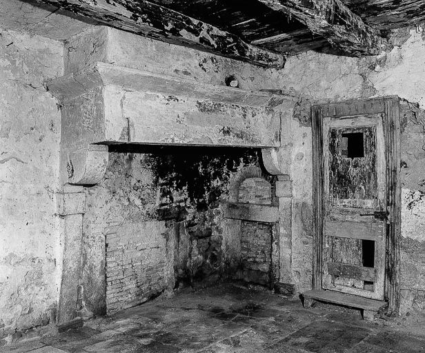 Intérieur : cheminée de la cuisine. © Yves Sancey / Région Bourgogne-Franche-Comté, Inventaire du patrimoine - 1977