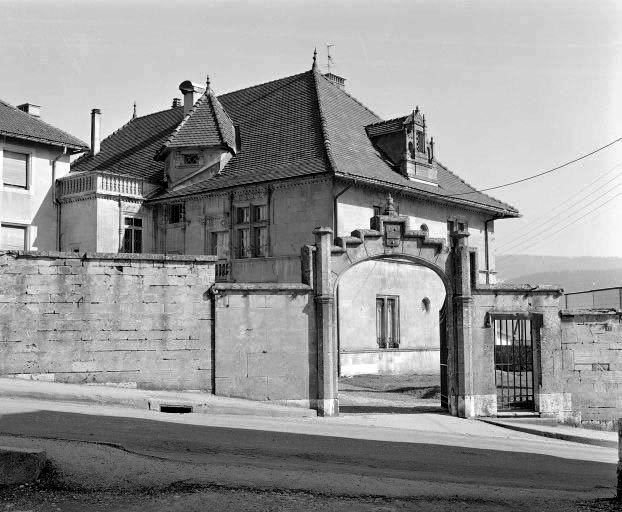 Portail d'entrée et façade sur cour. © Yves Sancey / Région Bourgogne-Franche-Comté, Inventaire du patrimoine - 1978