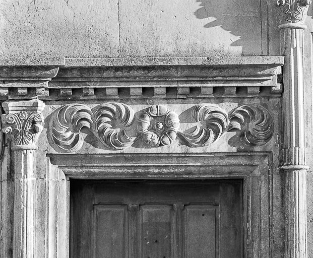 Linteau de fenêtre du rez-de-chaussée. © Yves Sancey / Région Bourgogne-Franche-Comté, Inventaire du patrimoine - 1978