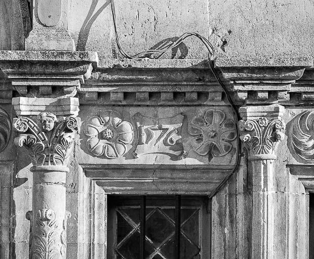 Linteau de fenêtre du rez-de-chaussée. © Yves Sancey / Région Bourgogne-Franche-Comté, Inventaire du patrimoine - 1978