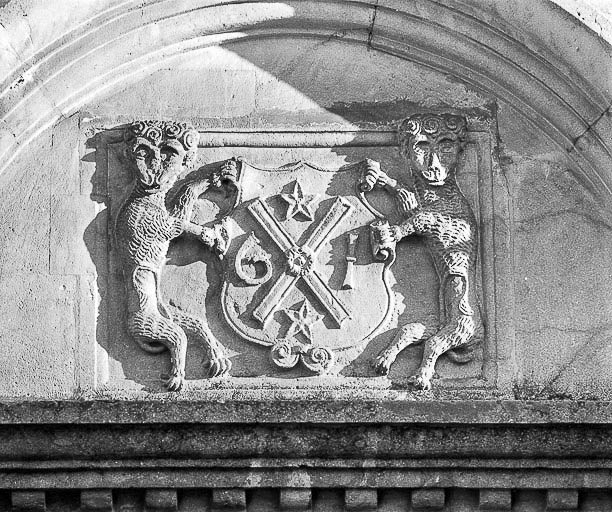 Fronton de la porte d'entrée. © Yves Sancey / Région Bourgogne-Franche-Comté, Inventaire du patrimoine - 1978