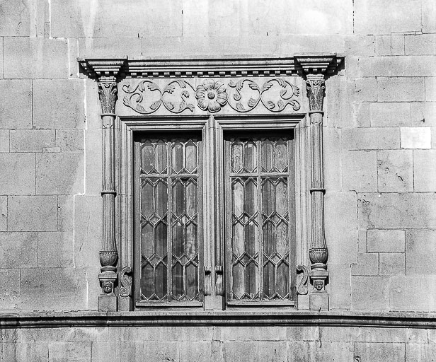 Façade sur rue. Détail : fenêtre centrale. © Yves Sancey / Région Bourgogne-Franche-Comté, Inventaire du patrimoine - 1978