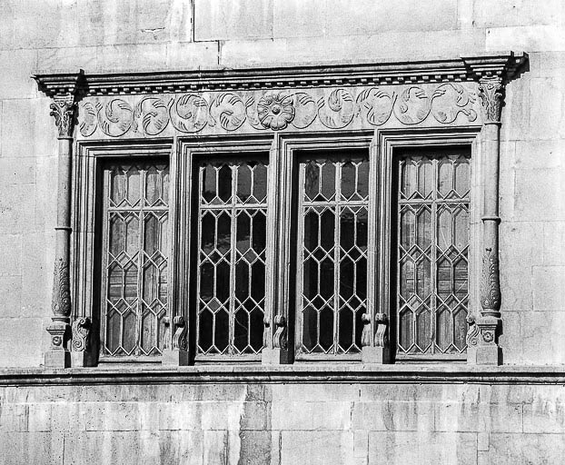 Façade sur rue. Détail : deuxième fenêtre gauche. © Yves Sancey / Région Bourgogne-Franche-Comté, Inventaire du patrimoine - 1978