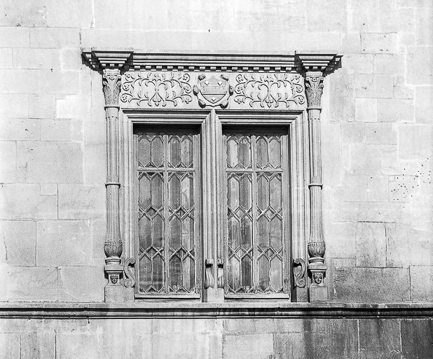 Détail : linteau de la fenêtre droite. © Yves Sancey / Région Bourgogne-Franche-Comté, Inventaire du patrimoine - 1978