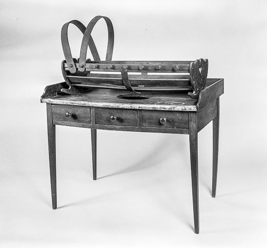 Table porte-berceau (table à langer) et berceau.. Collection particulière : Louis Girard. © Yves Sancey / Région Bourgogne-Franche-Comté, Inventaire du patrimoine - 1978