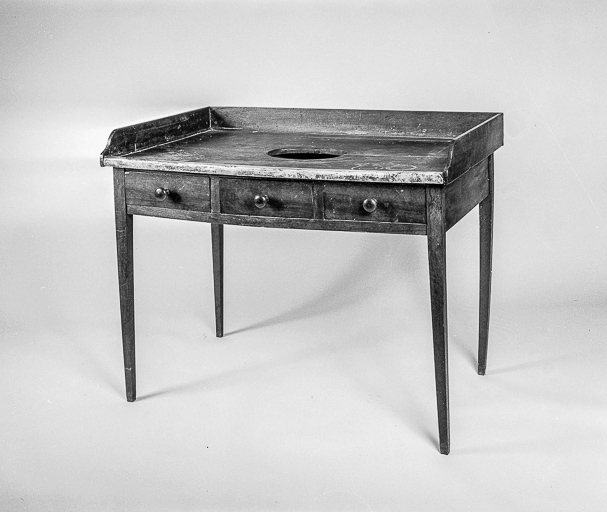 Table porte-berceau.. Collection particulière : Louis Girard. © Yves Sancey / Région Bourgogne-Franche-Comté, Inventaire du patrimoine - 1978