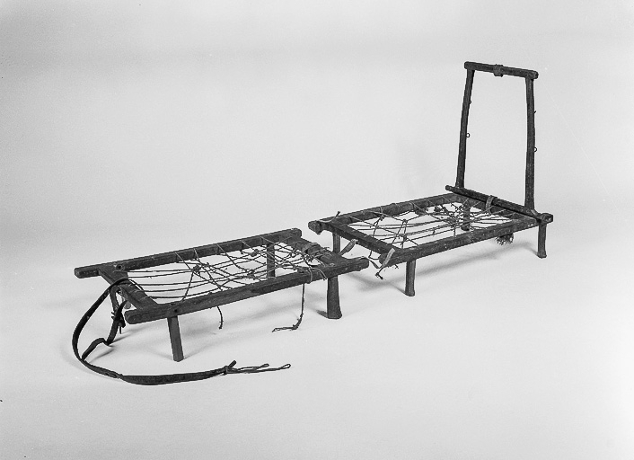 Lit de repos de douanier ("Bagnole") ouvert. Collection particulière : Louis Girard. © Yves Sancey / Région Bourgogne-Franche-Comté, Inventaire du patrimoine - 1978