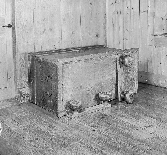 Coffre vu du dessous. Collection particulière : Louis Girard. © Yves Sancey / Région Bourgogne-Franche-Comté, Inventaire du patrimoine - 1978