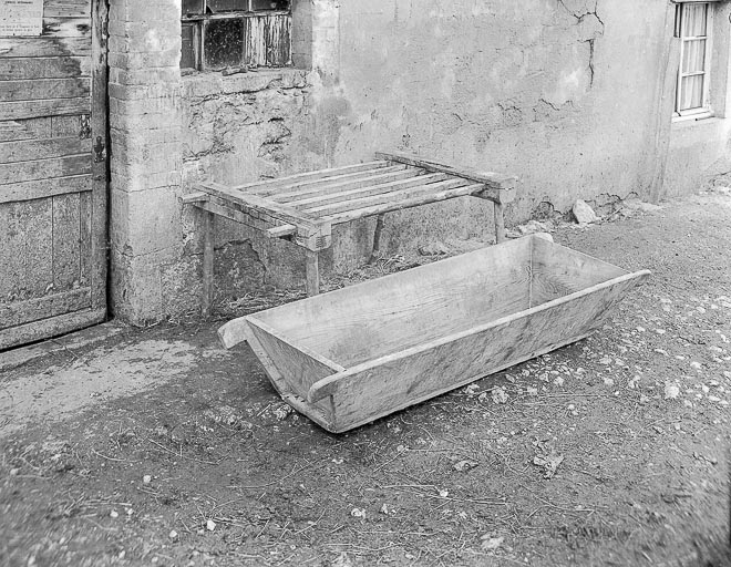 Cuve et table à cochon. Collection particulière : Louis Girard. © Yves Sancey / Région Bourgogne-Franche-Comté, Inventaire du patrimoine - 1978