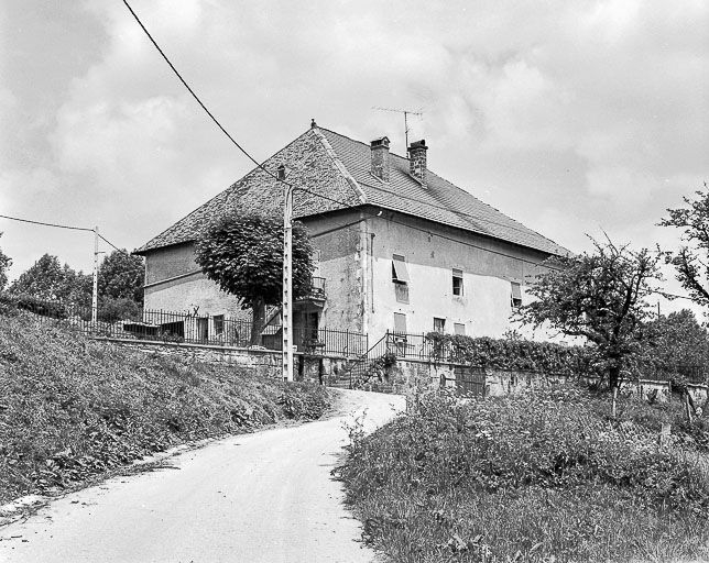 Façades antérieure et latérale gauche. © Bernard Lardière / Région Bourgogne-Franche-Comté, Inventaire du patrimoine - 1978