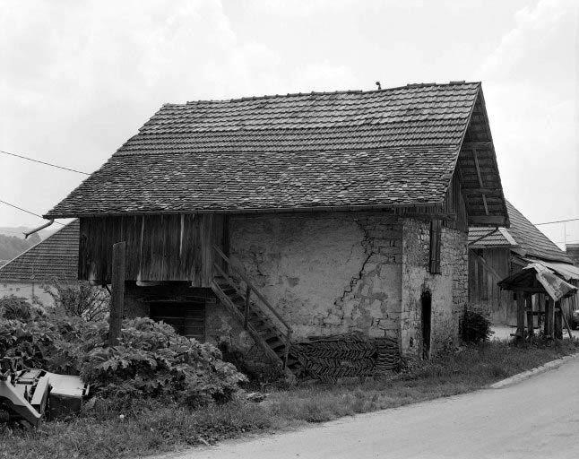 Le bâtiment de la forge : vue de trois quarts gauche. © Bernard Lardière / Région Bourgogne-Franche-Comté, Inventaire du patrimoine - 1978