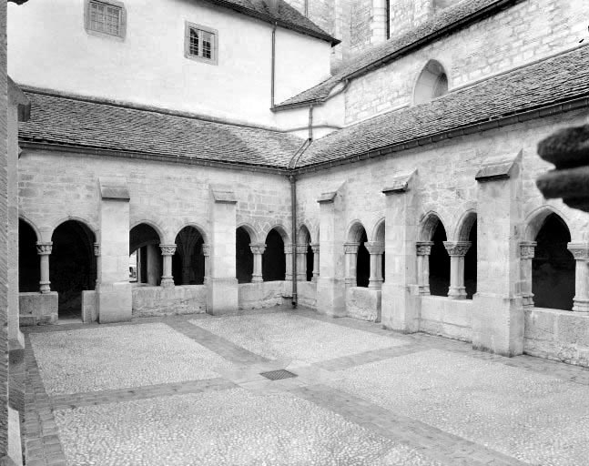 Cour intérieure du cloître. © Yves Sancey / Région Bourgogne-Franche-Comté, Inventaire du patrimoine - 1978