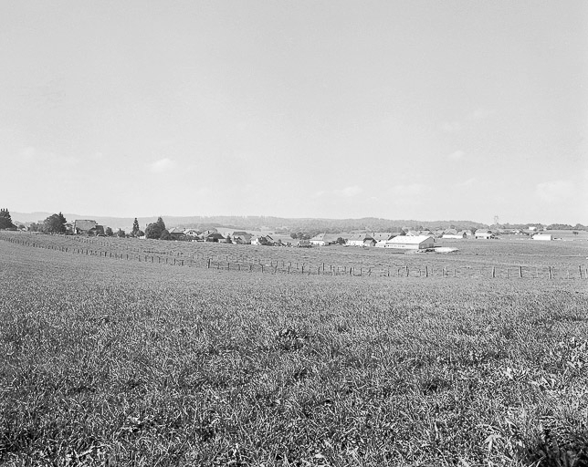 Vue générale du village. © Bernard Lardière / Région Bourgogne-Franche-Comté, Inventaire du patrimoine - 1978
