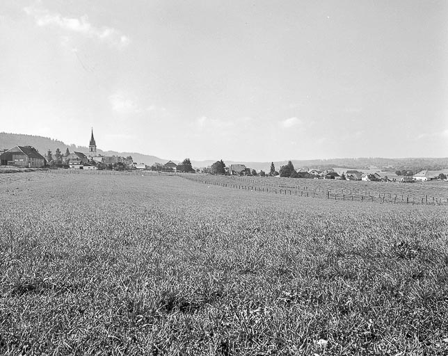 Vue générale du village. © Bernard Lardière / Région Bourgogne-Franche-Comté, Inventaire du patrimoine - 1978