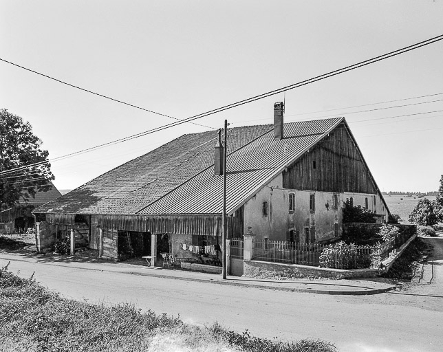 Façade antérieure et mur gouttereau sur rue. © Bernard Lardière / Région Bourgogne-Franche-Comté, Inventaire du patrimoine - 1978