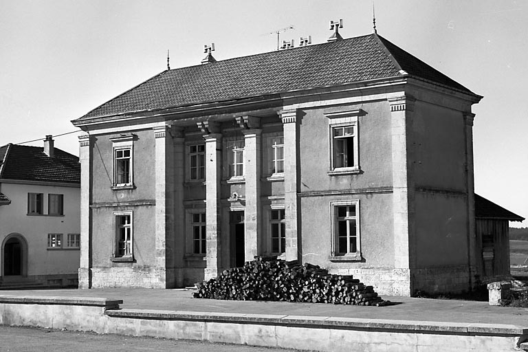 Vue de trois quarts droit. © Bernard Lardière / Région Bourgogne-Franche-Comté, Inventaire du patrimoine - 1978