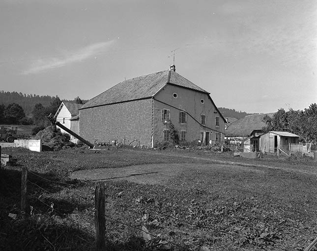 Ferme cadastrée 1972 ZM 94 a, datée de 1878 : façade antérieure et latérale droite essentée de petites tuiles. © Bernard Lardière / Région Bourgogne-Franche-Comté, Inventaire du patrimoine - 1978