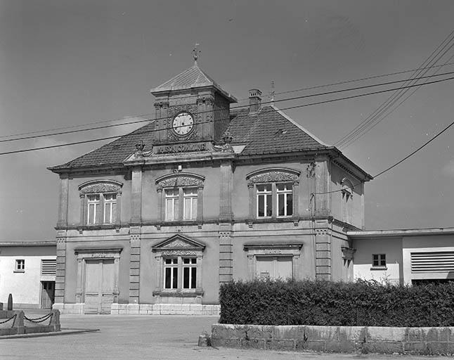 Façades antérieure et latérale droite. © Bernard Lardière / Région Bourgogne-Franche-Comté, Inventaire du patrimoine - 1978