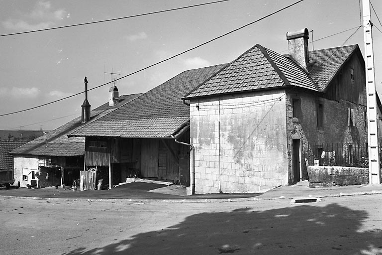 Vue d'ensemble de trois quarts droit. © Bernard Lardière / Région Bourgogne-Franche-Comté, Inventaire du patrimoine - 1978